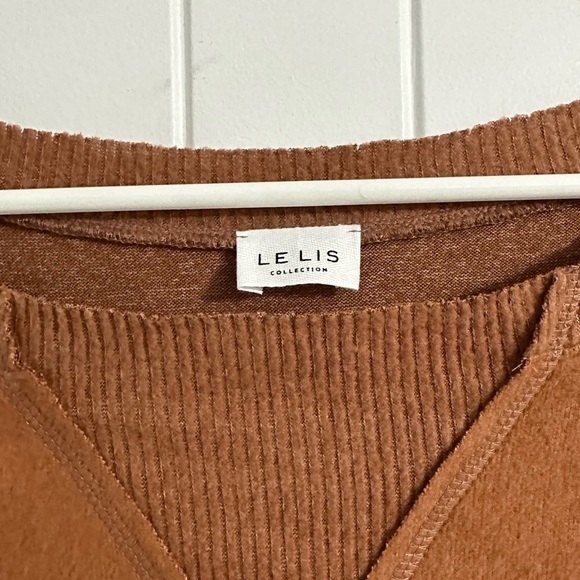 NWOT Le Lis Cropped Carmel Long Sleeve Sweater - Picture 2 of 4